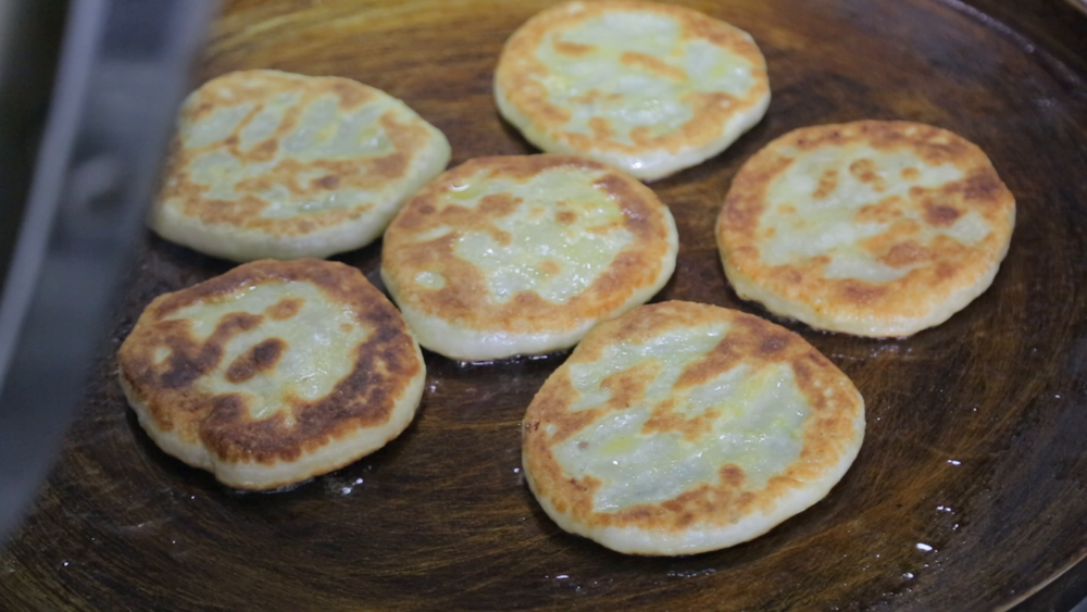 中國傳統美食肉餡餡餅煎制過程